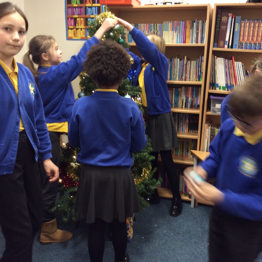 Y6 Decorating The Christmas Tree 2021